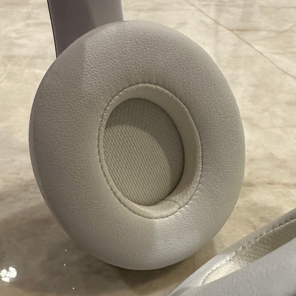 Elegant Rose Gold Over-Ear Headphones - Picture 4 of 5